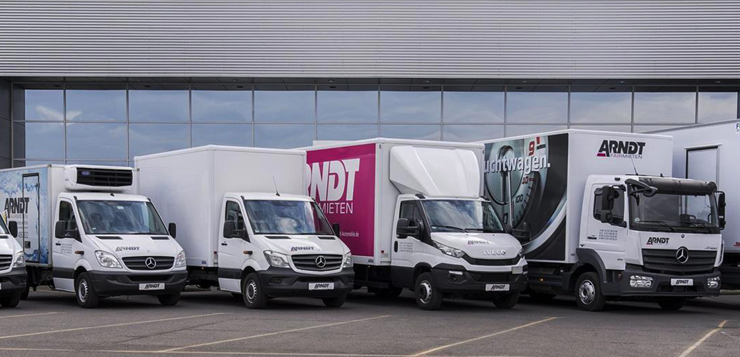 LKW und Transporter vor Hauptniederlassung Arndt | LKW mieten für Firmenkunden bei Autovermietung Arndt