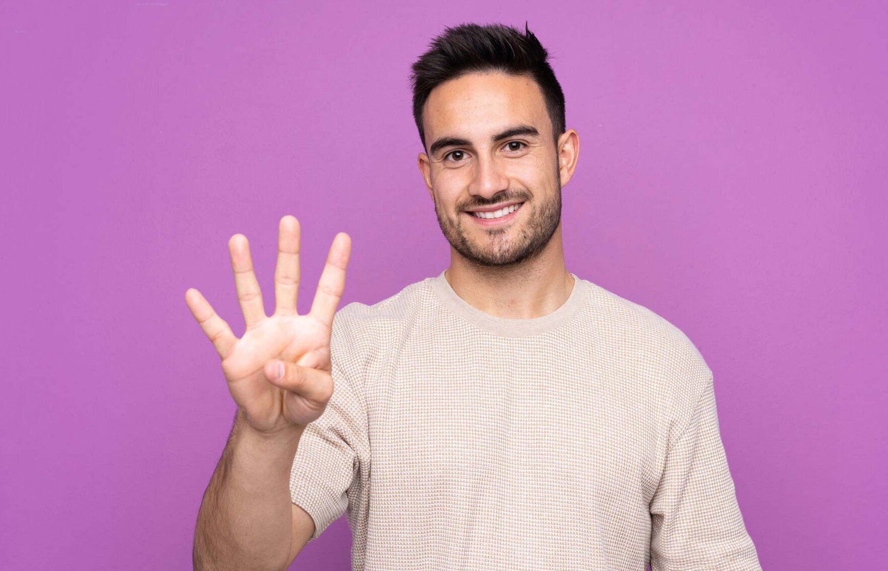 Junger Mann zeigt seine Hand - schauen Sie sich unsere Mietwagen-Sonderangebote an | Autovermietung Arndt