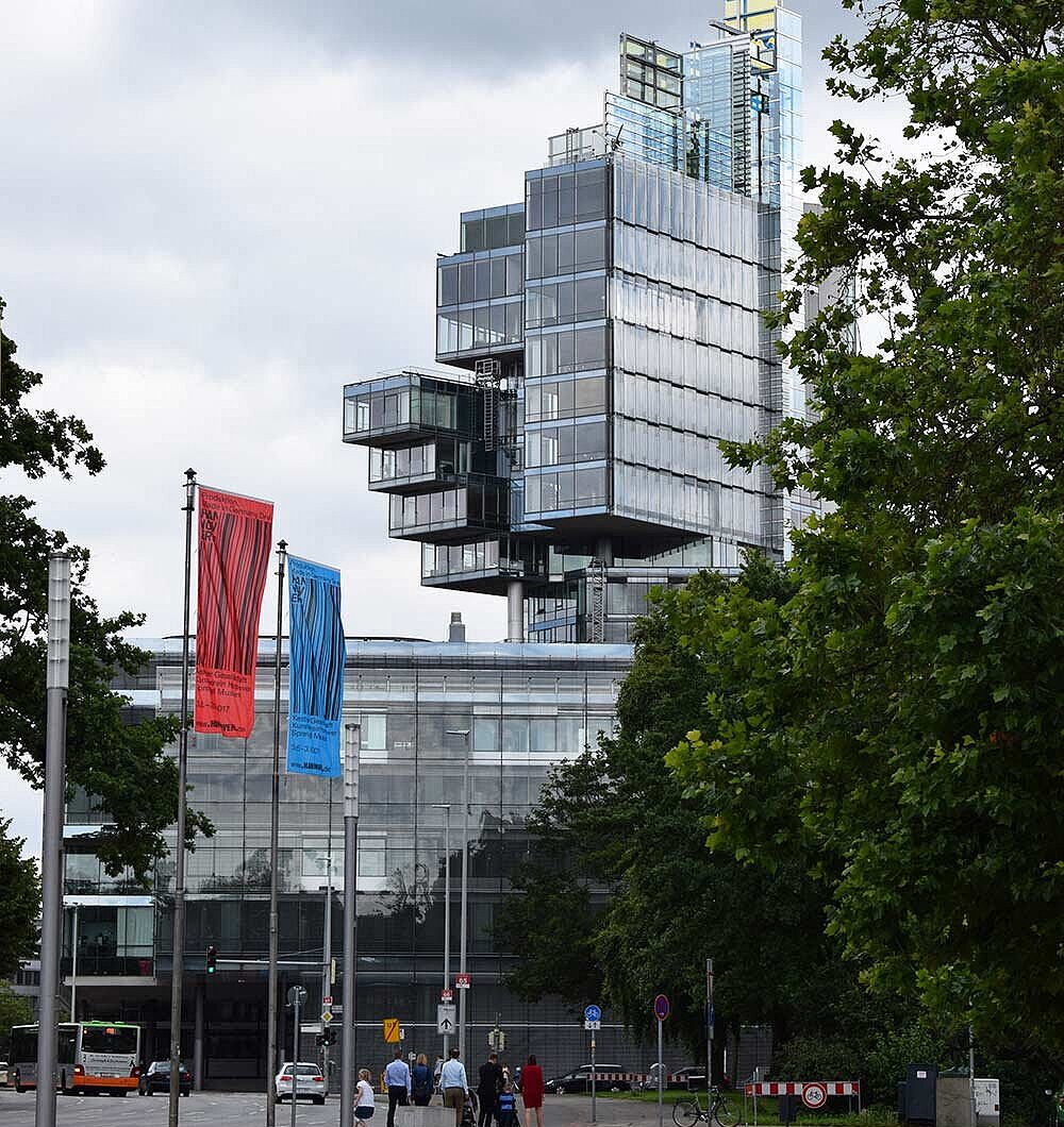 Hochhaus mit moderner Architektur in Hannover | Mietwagen buchen bei Autovermietung Arndt in Hannover