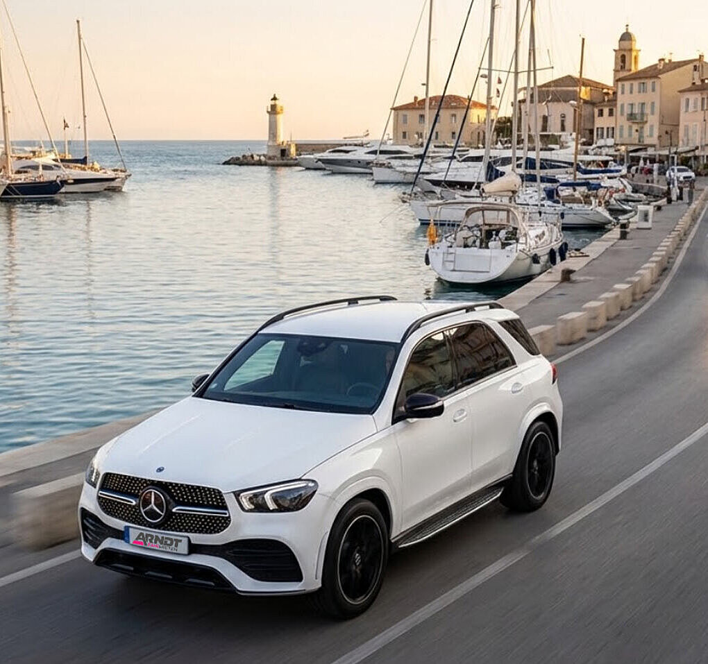 Mercedes-Benz GLE SUV an Promenade mit Yachthafen – Mercedes GLE mieten bei Arndt