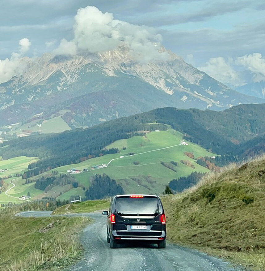 Mercedes Benz V-Klasse auf Bergstraße in den Alpen | Van mieten bei Autovermietung Arndt