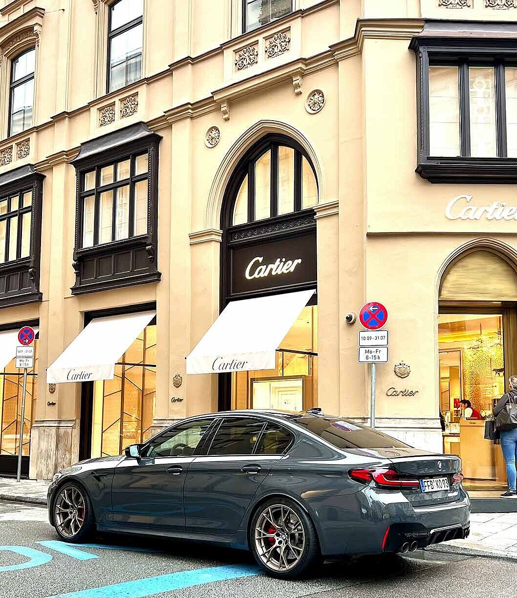 BMW mieten in München | BMW vor Cartier Ladengeschäft München | Autovermietung Arndt München