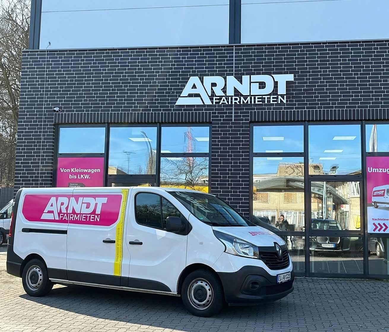 Weißer Arndt Transporter vor der Vermietstation Hamburg Harburg – Transporter mieten in Hamburg