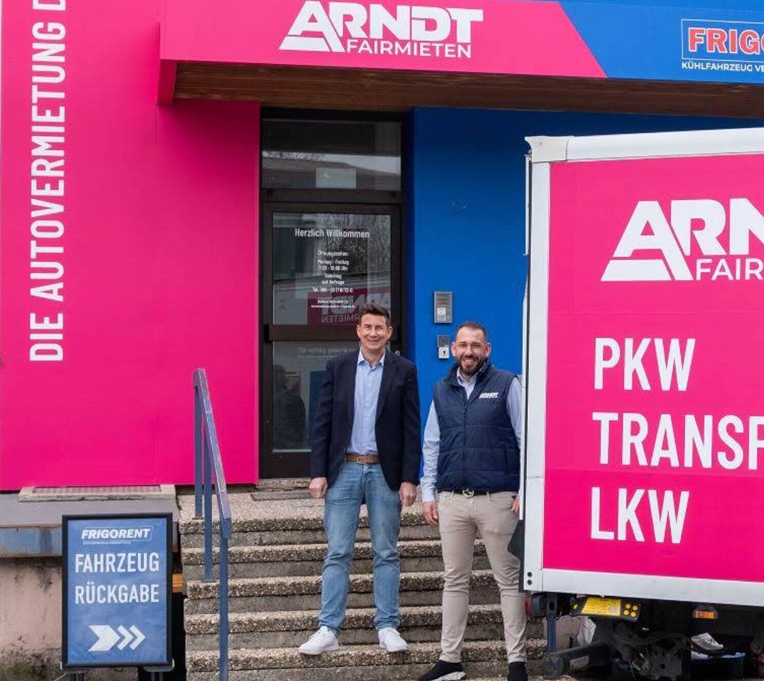Arndt-Mitarbeiter vor der Station München Schwabing Freimann | Jetzt Mietwagen buchen bei Arndt.