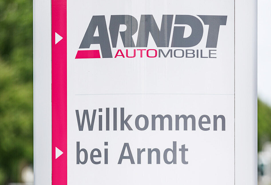 Arndt Schild vor Mietsstation | Mietwagen bei Autovermietung Arndt Mannheim