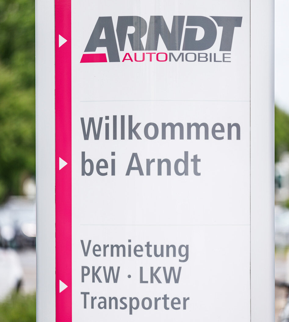 Arndt Schild vor Mietsstation | Mietwagen bei Autovermietung Arndt Mannheim