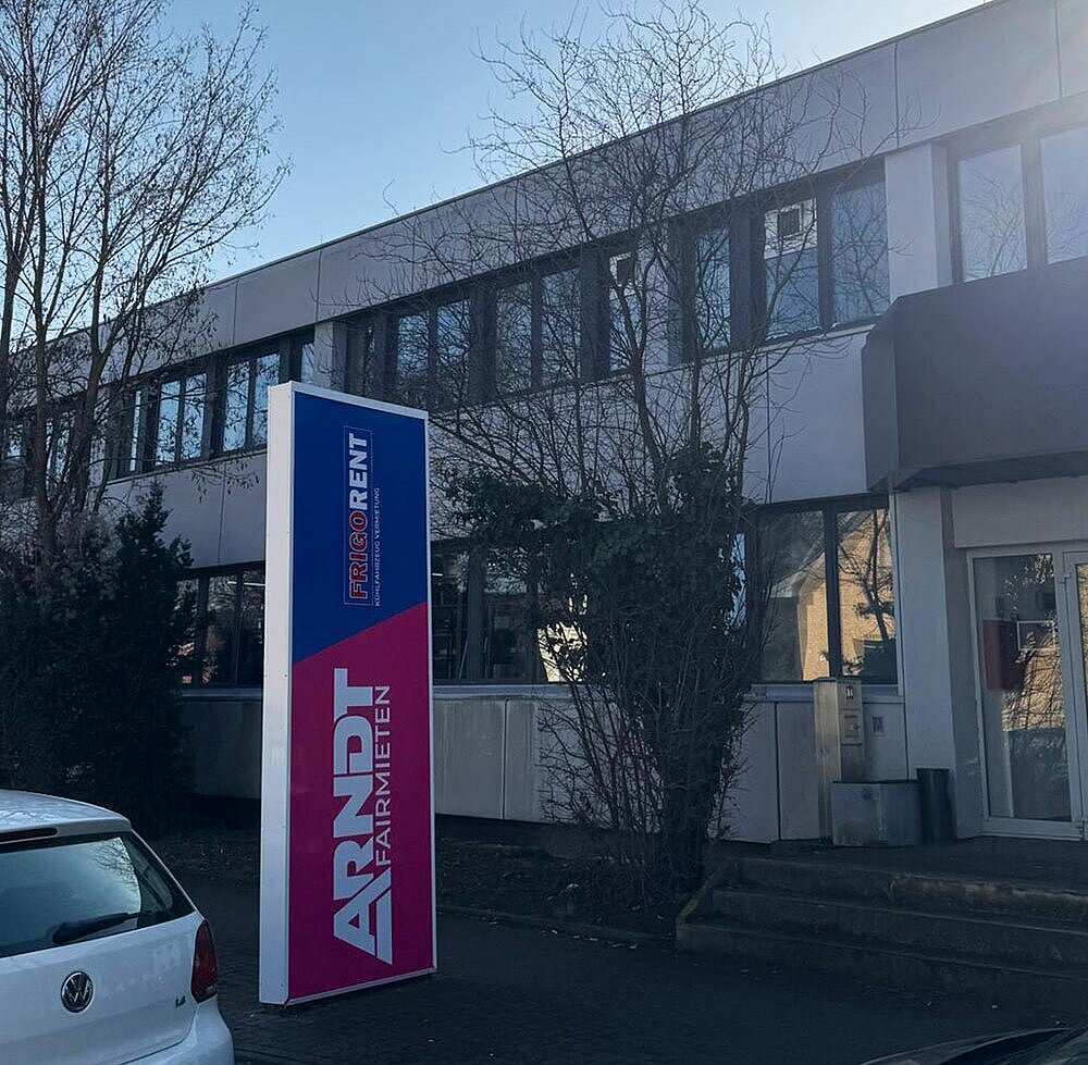 Arndt-Werbetafel vor Büro-Gebäude - Station der Autovermietung Arndt in Hannover | Jetzt Mietwagen buchen bei Arndt in Hannover