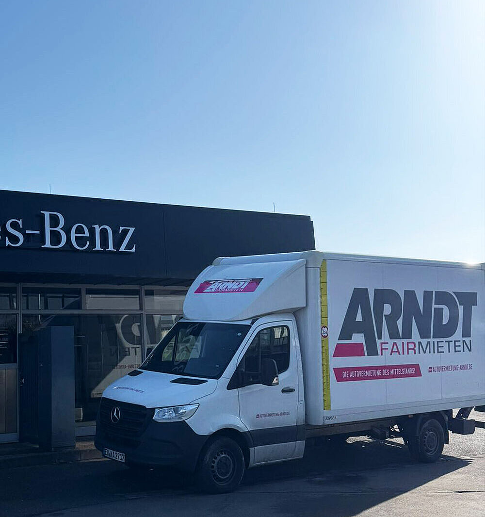 Transporter von Autovermietung Arndt vor einem Gebäude mit Aufschrift Mercedes-Benz in Hannover | Transporter mieten bei Arndt in Hannover