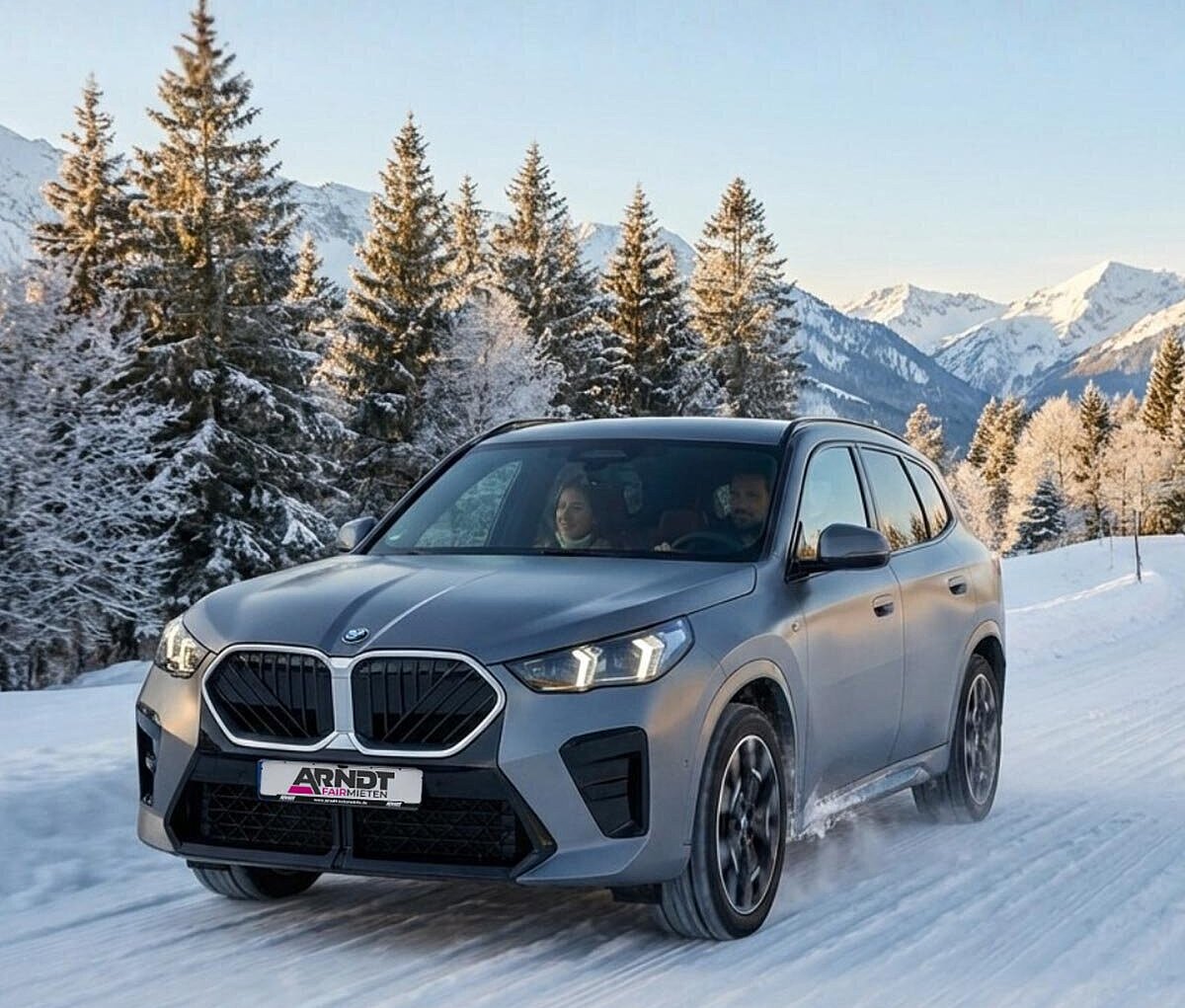 BMW X3 SUV auf verschneiter Straße in den Alpen – BMW X3 mieten bei Arndt