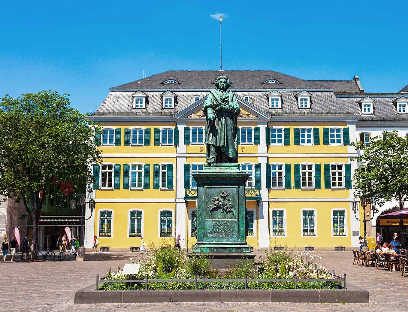 Altstadt Bonn mit Beethoven-Statue | Autovermietung Arndt