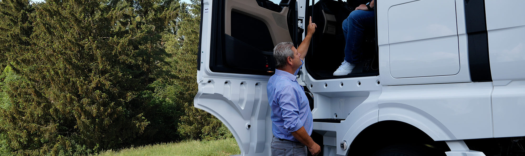 Mitarbeiter der LKW-Vermietung Arndt vermietet einen großen LKW – Jetzt LKW mieten!