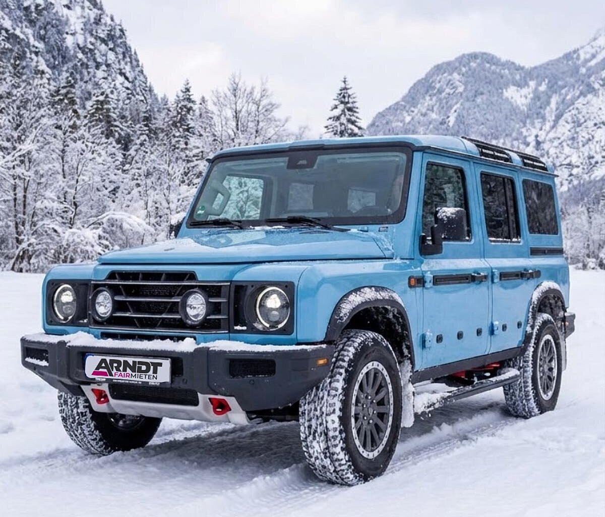 Ineos Grenadier SUV im Schnee vor Alpenkulisse – Geländewagen mieten bei Arndt
