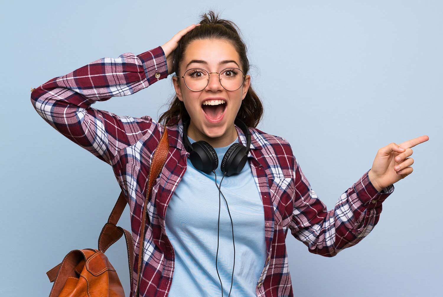 junge Frau erfreut: prüfen Sie unsere Studentenrabatte | Autovermietung Arndt