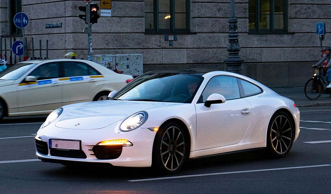Porsche mieten in München | Porsche 911 am Odeonsplatz | Autovermietung Arndt München