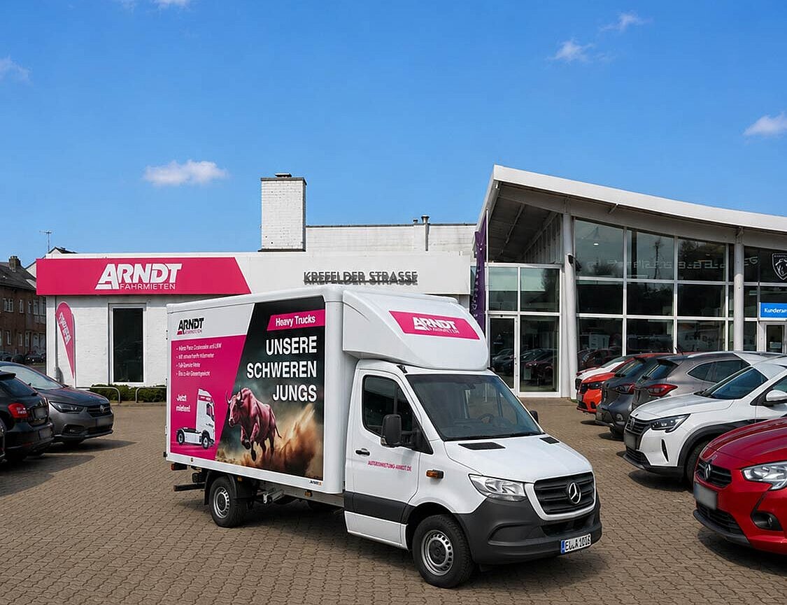 Arndt-Transporter an der Station Mönchengladbach vor Firmengebäude | Transporter mieten Mönchengladbach