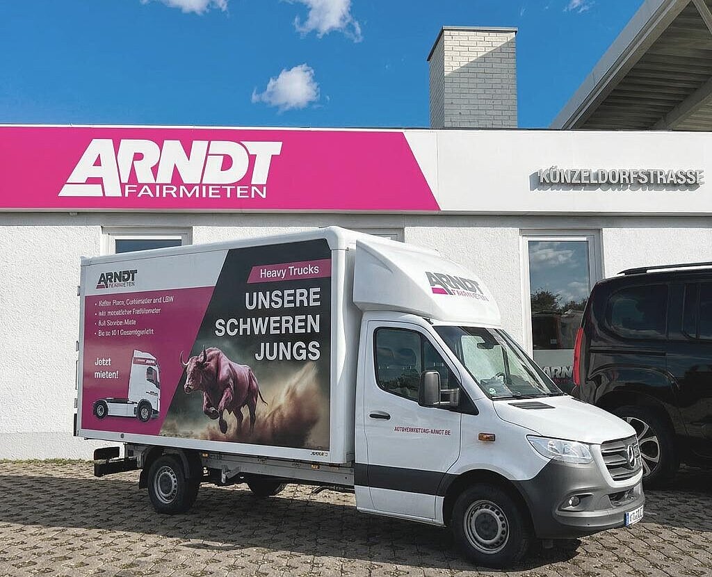 Arndt-Transporter an der Station Mönchengladbach vor Firmengebäude | Transporter mieten Mönchengladbach