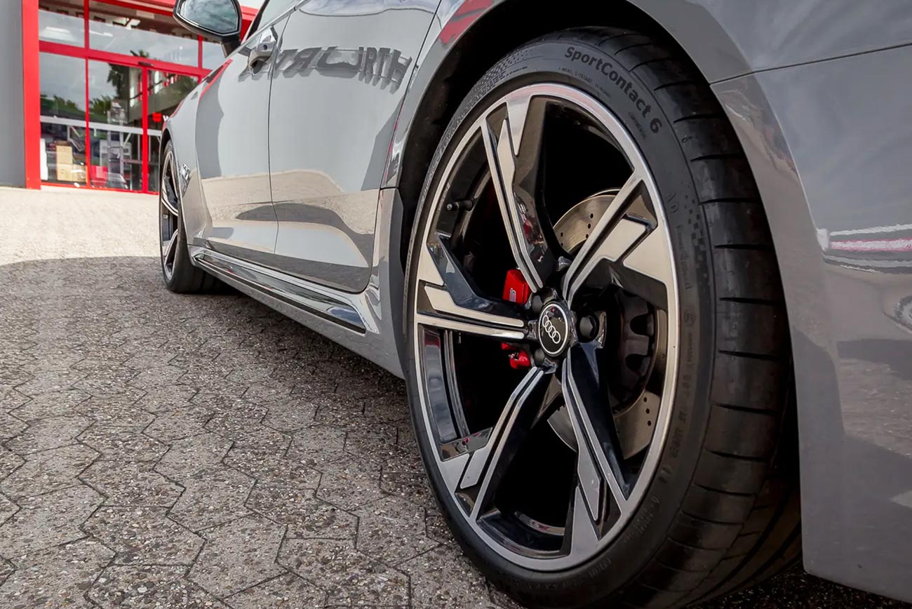 Audi RS 4 mieten | Ansicht Karosserie mit Hinterrad | Autovermietung Arndt