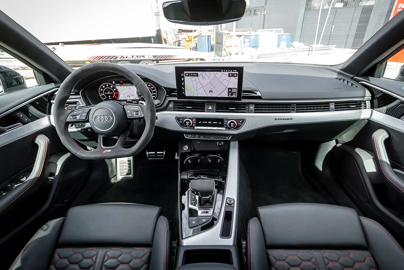 Audi RS 4 mieten | Innenansicht mit Lenkrad und Amaturenbrett | Autovermietung Arndt