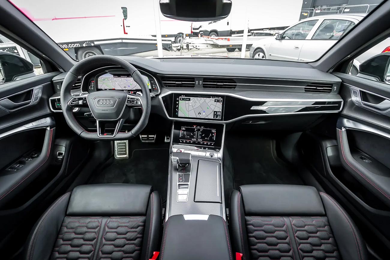 Audi RS 6 mieten | Innenansicht mit Lenkrad und Amaturenbrett | Autovermietung Arndt
