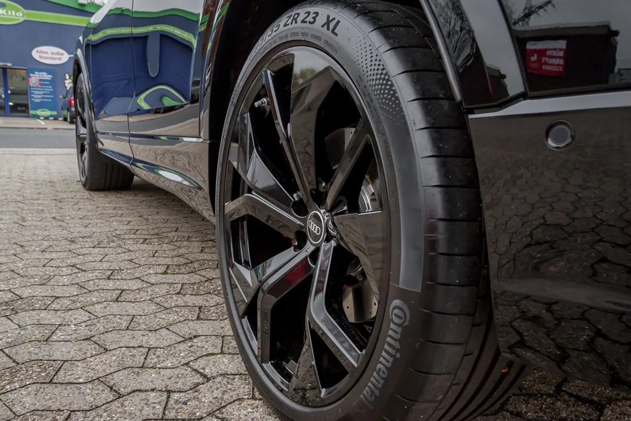 Audi RS Q8 mieten | Ansicht Karosserie mit Hinterrad | Autovermietung Arndt