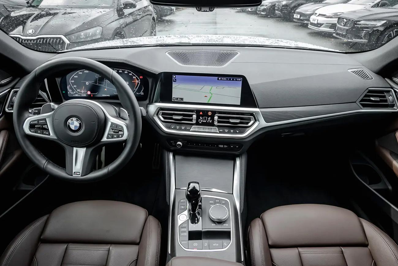 BMW 440i Cabrio mieten | Innenansicht mit Lenkrad und Amaturenbrett | Autovermietung Arndt