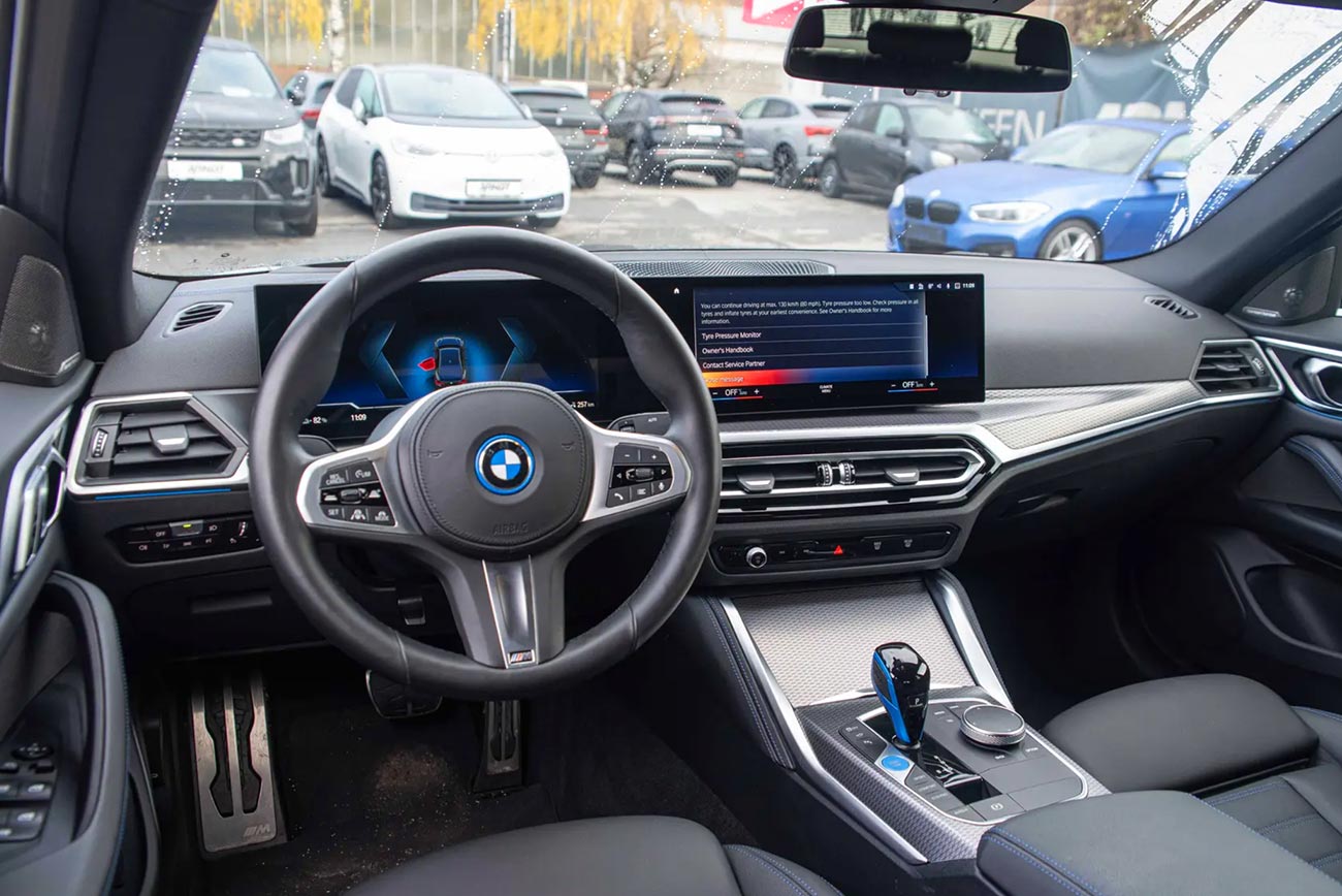 E-Auto BMW i4 M50 mieten | Innenansicht mit Lenkrad und Amaturenbrett | Autovermietung Arndt