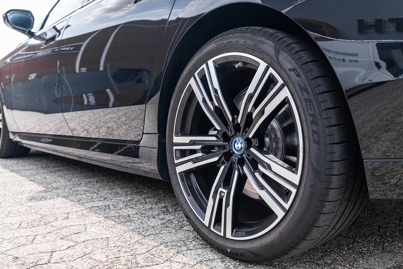 E-Auto BMW i7 mieten | Ansicht Karosserie mit Hinterrad | Autovermietung Arndt