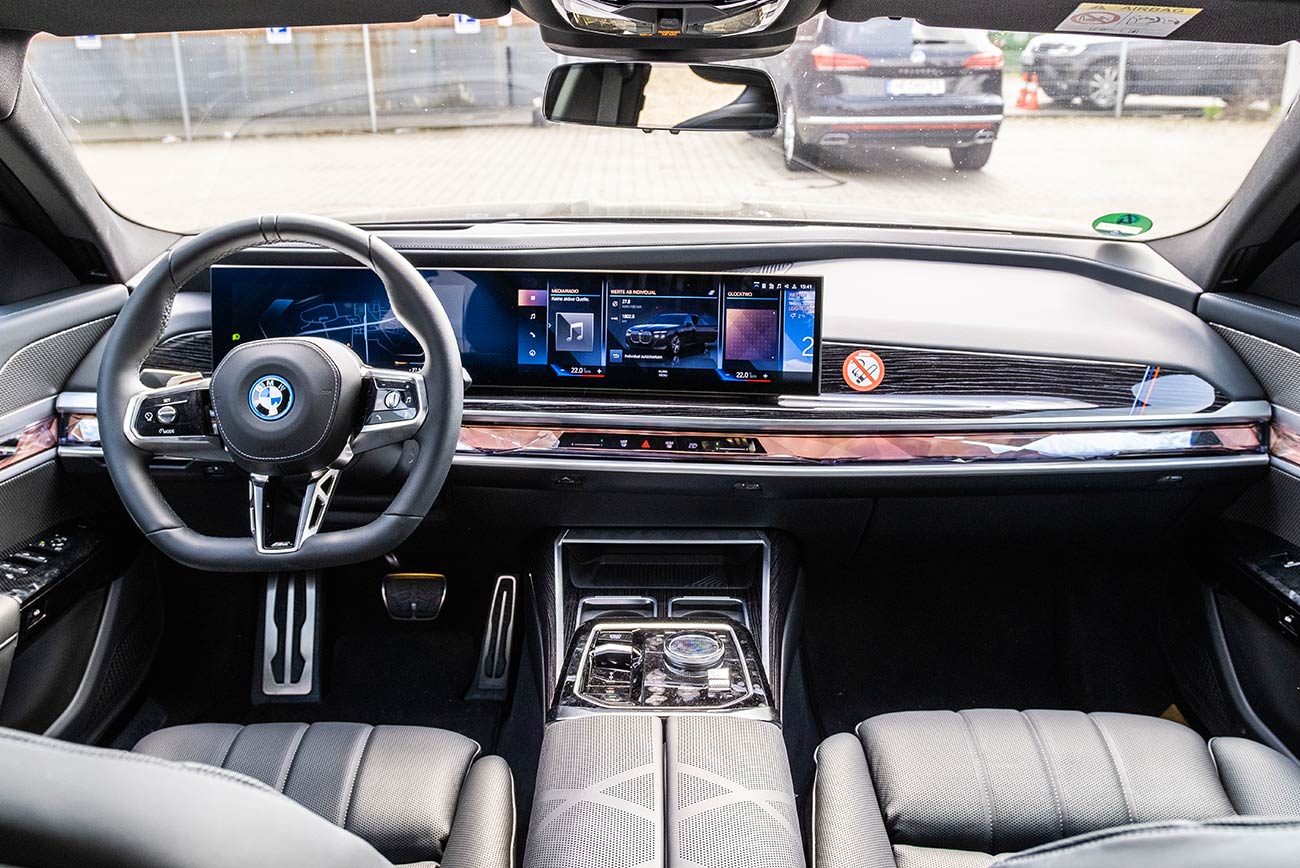E-Auto BMW i7 mieten | Heck- und Seitenansicht | Autovermietung Arndt