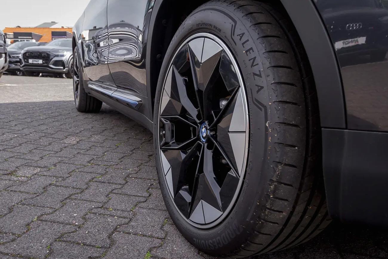 BMW ix3 mieten | Ansicht Karosserie mit Hinterrad | Autovermietung Arndt