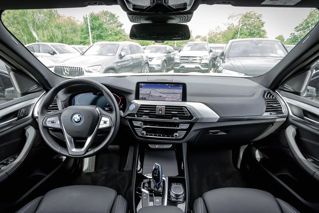 BMW ix3 mieten | Innenansicht mit Lenkrad und Amaturenbrett | Autovermietung Arndt