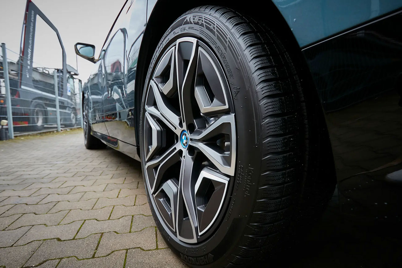 BMW ix mieten | Ansicht Karosserie mit Hinterrad | Autovermietung Arndt