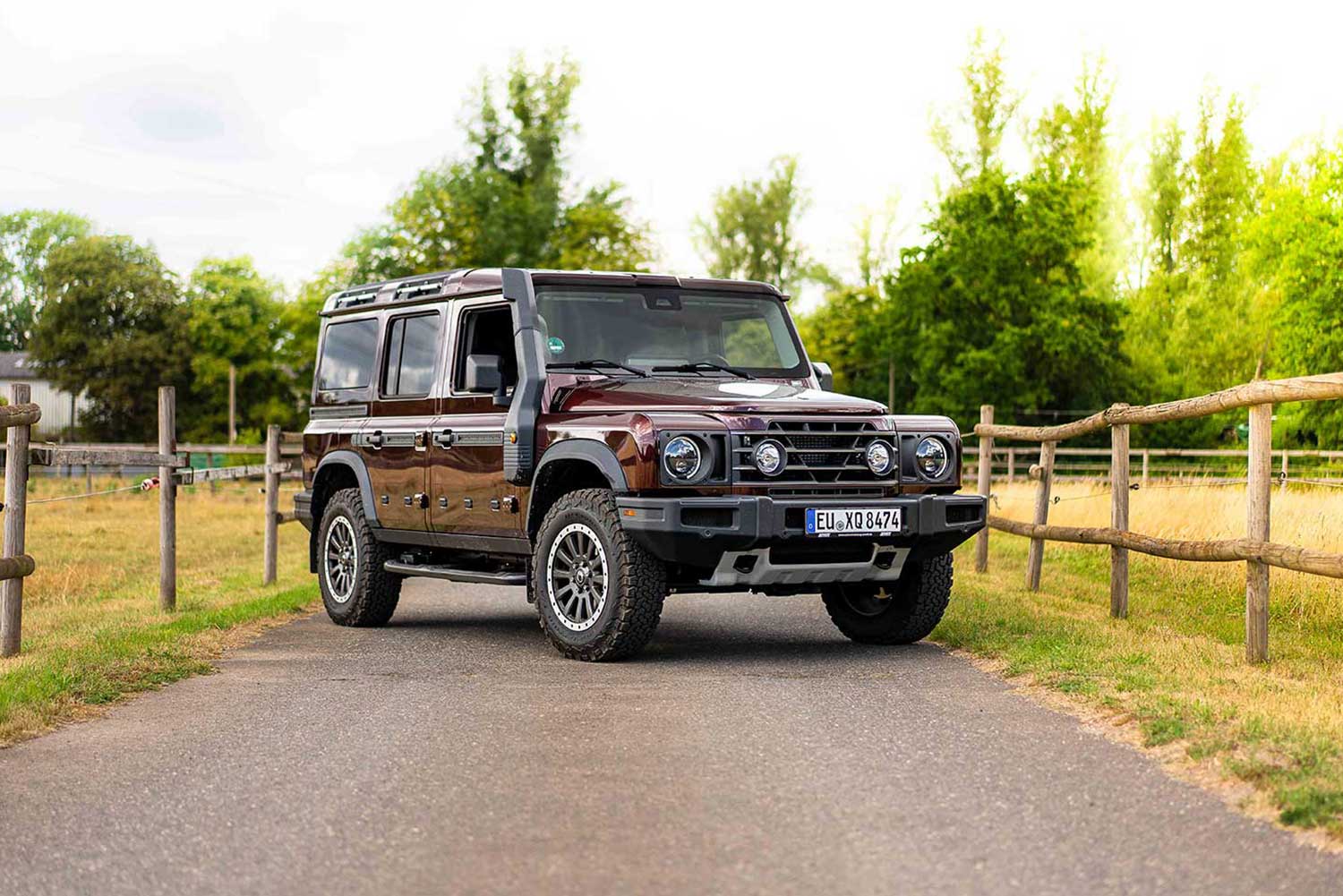 Ineos Grenadier Front auf der Straße | Autovermietung Arndt
