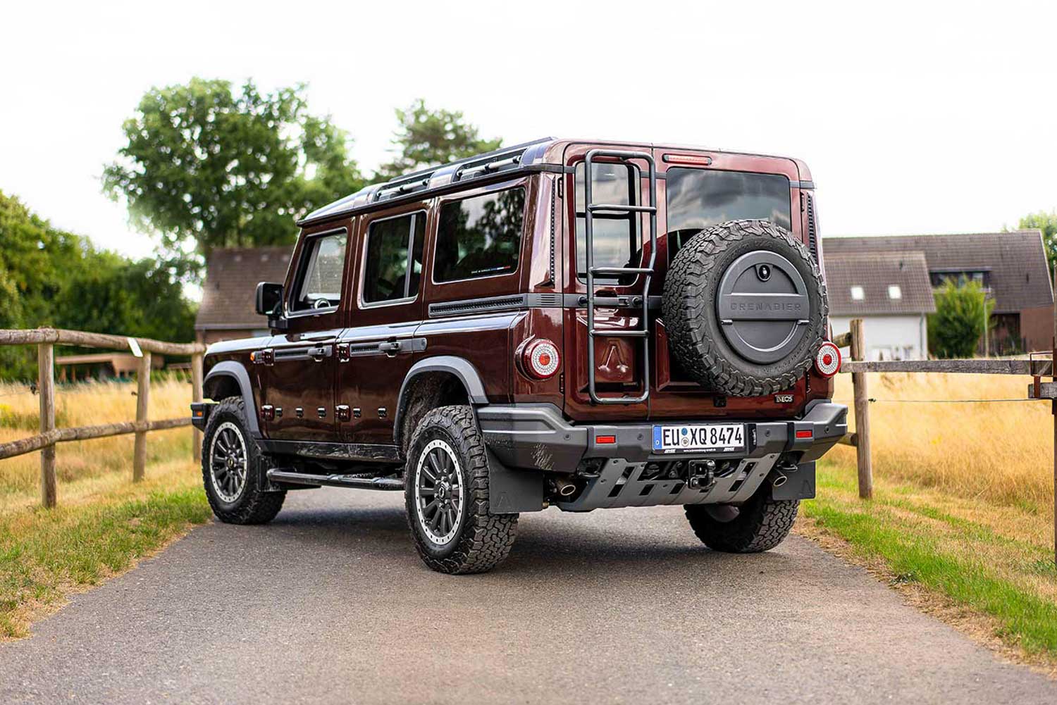 Ineos Grenadier Heck auf der Straße | Autovermietung Arndt