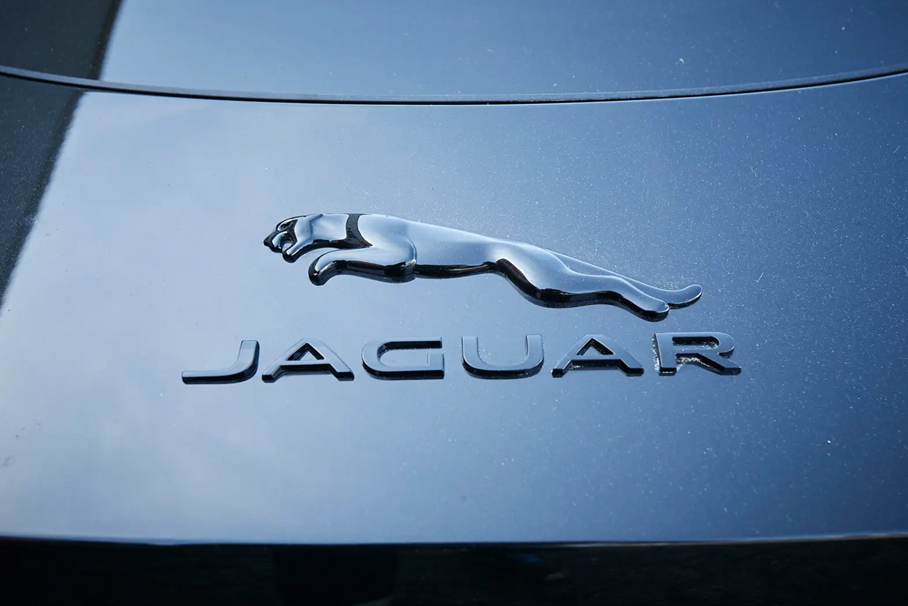 Jaguar FType mieten | Logo auf der Karosserie | Autovermietung Arndt