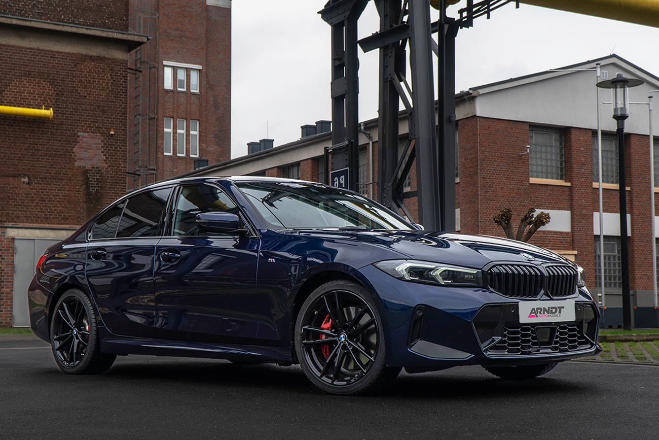 Dunkelblaue BMW M3 Limousine mit Autovermietung Arndt Kennzeichen vor Industriegebäude – BMW M3 mieten
