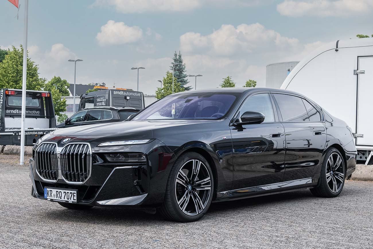 BMW i7 in Schwarz auf dem Gelände der Arndt Autovermietung – BMW i7 mieten