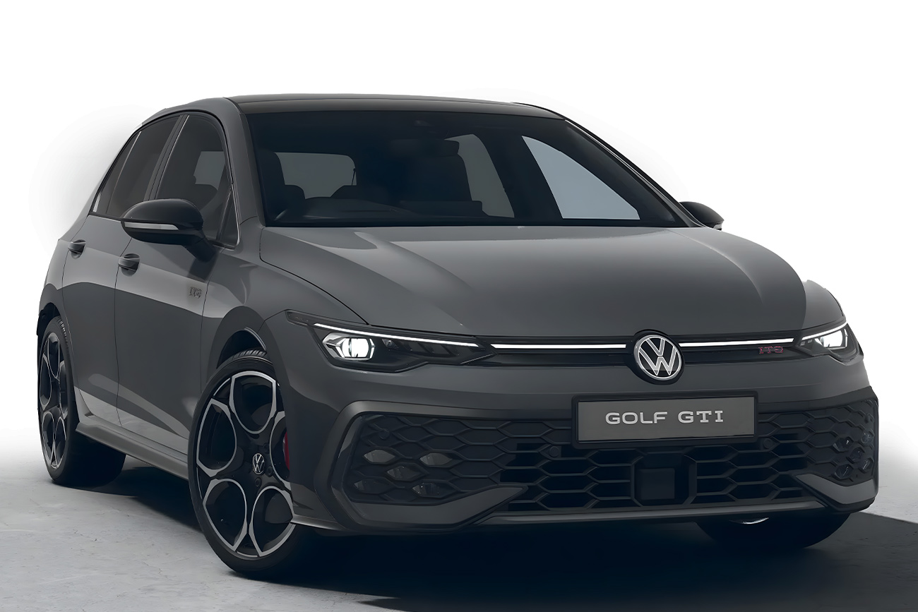 Dunkler VW Golf GTI Limousine bei Autovermietung Arndt auf weißem Hintergrund – VW Golf GTI Limousine mieten