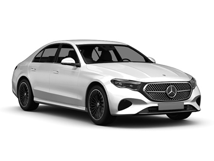 Weißer Mercedes E-Klasse Limousine frontal vor Autovermietung Arndt – Mercedes E-Klasse mieten