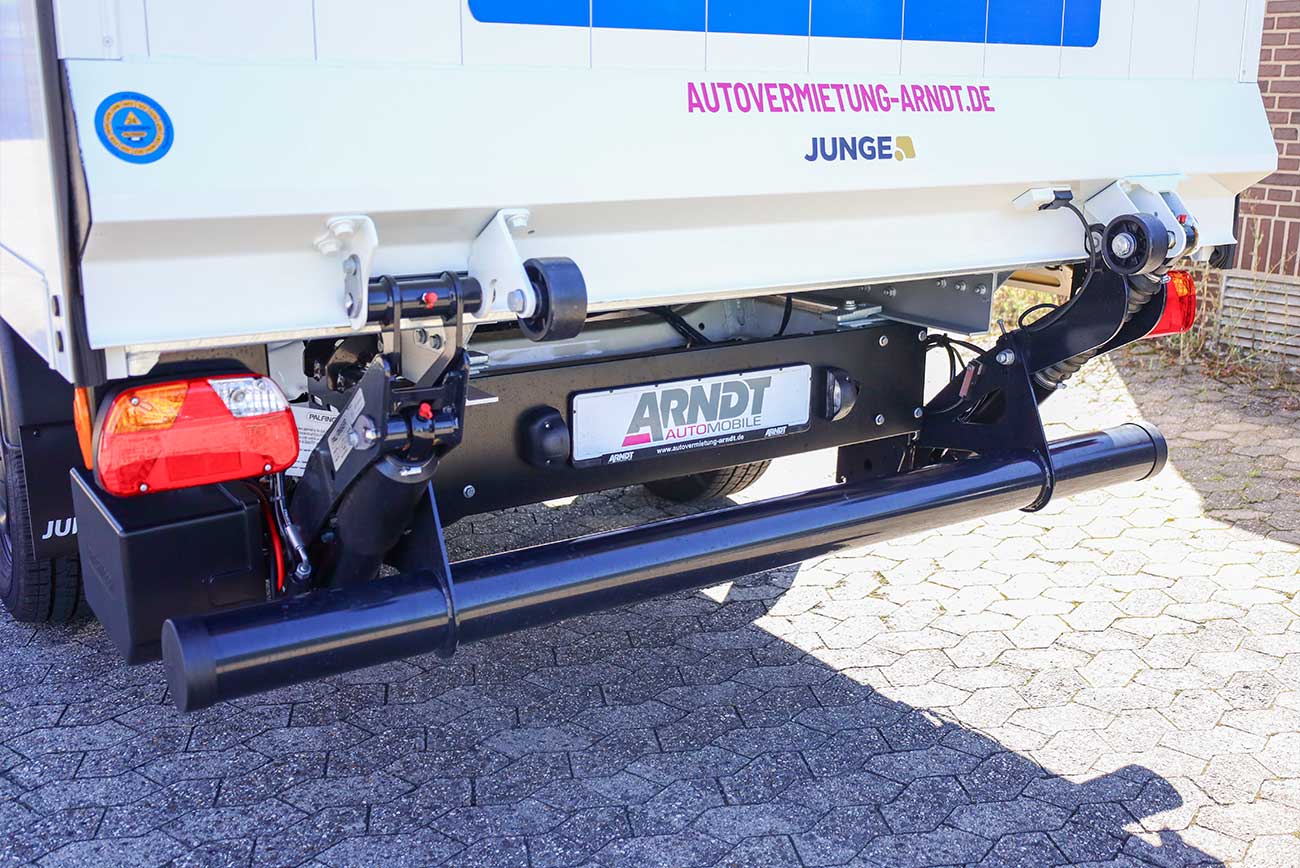 Transporter MAN TGE mit Koffer und Hebebühne mieten | Ansicht Hebebühne 750kg Tragkraft | Autovermietung Arndt