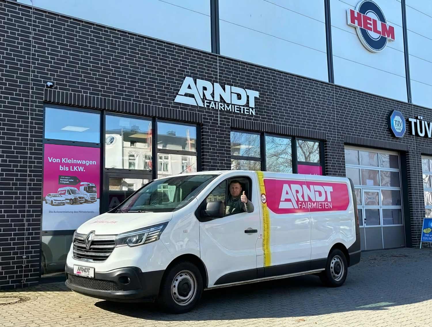 Privatkunde im Arndt Transporter vor der Station Hamburg Harburg – Transporter mieten in Hamburg