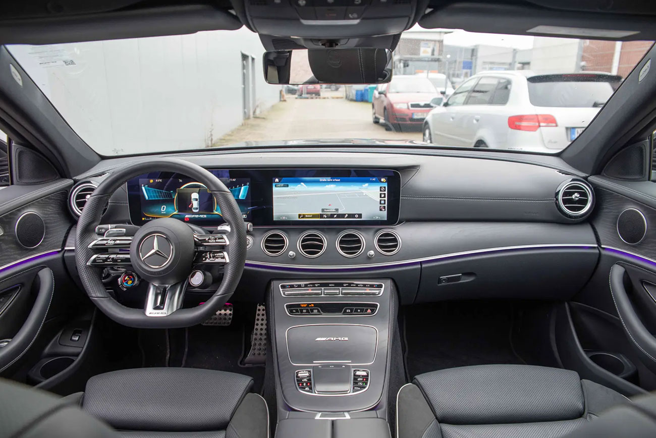 Limousine Mercedes AMG E63 mieten | Innenansicht mit Lenkrad, Amaturenbrett  und Mittelkonsole | Autovermietung Arndt