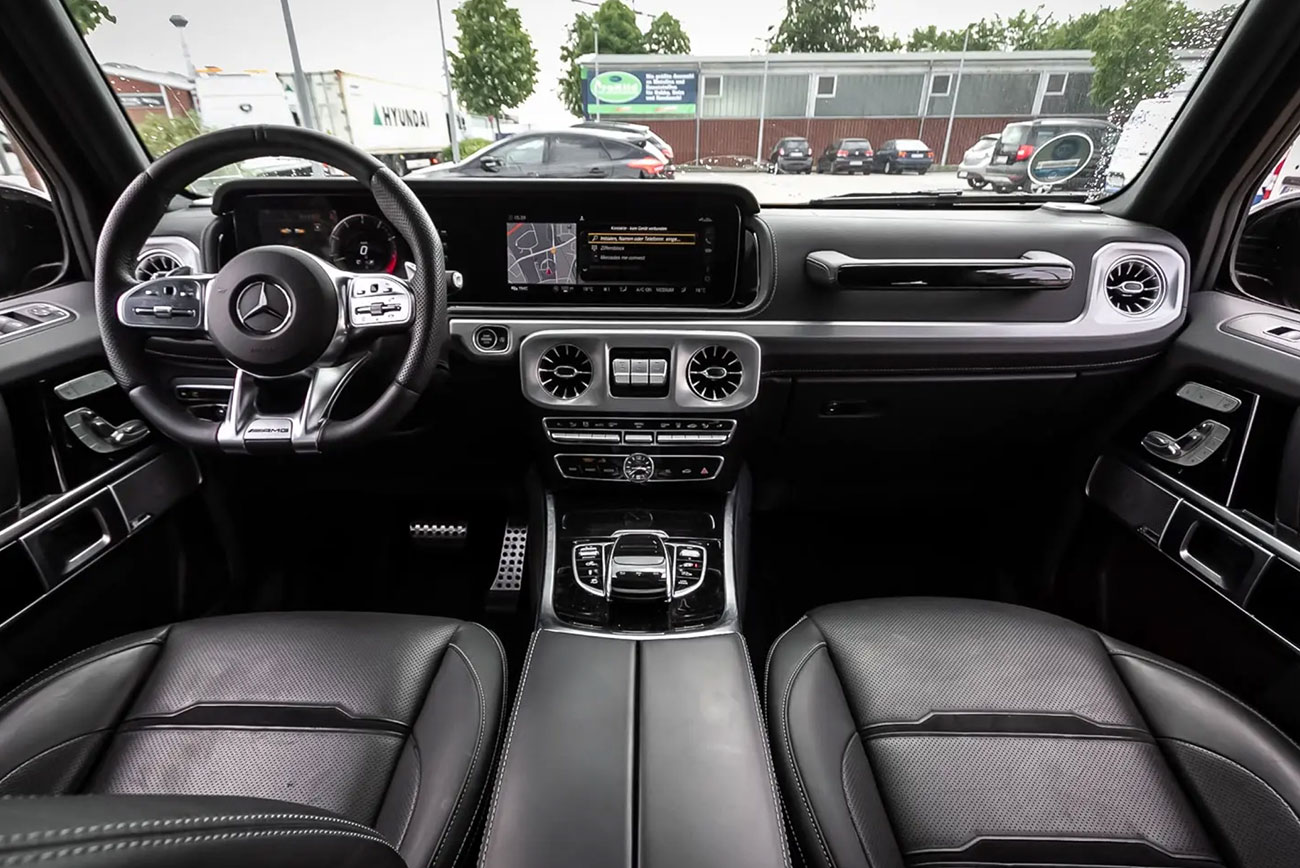 Mercedes G63 mieten | Innenansicht mit Lenkrad und Amaturenbrett | Autovermietung Arndt
