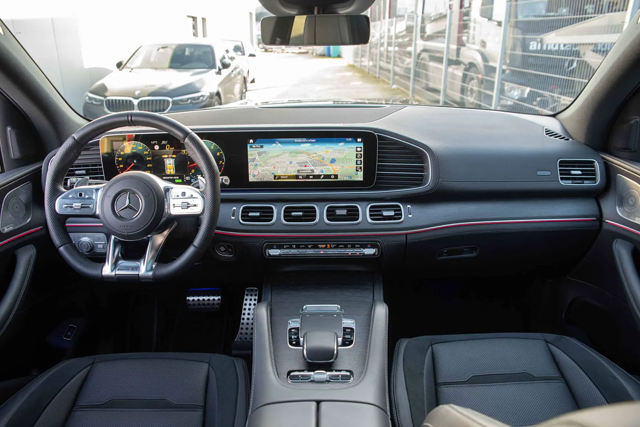 Mercedes GLS 63 mieten | Innenansicht mit Lenkrad und Amaturenbrett | Autovermietung Arndt