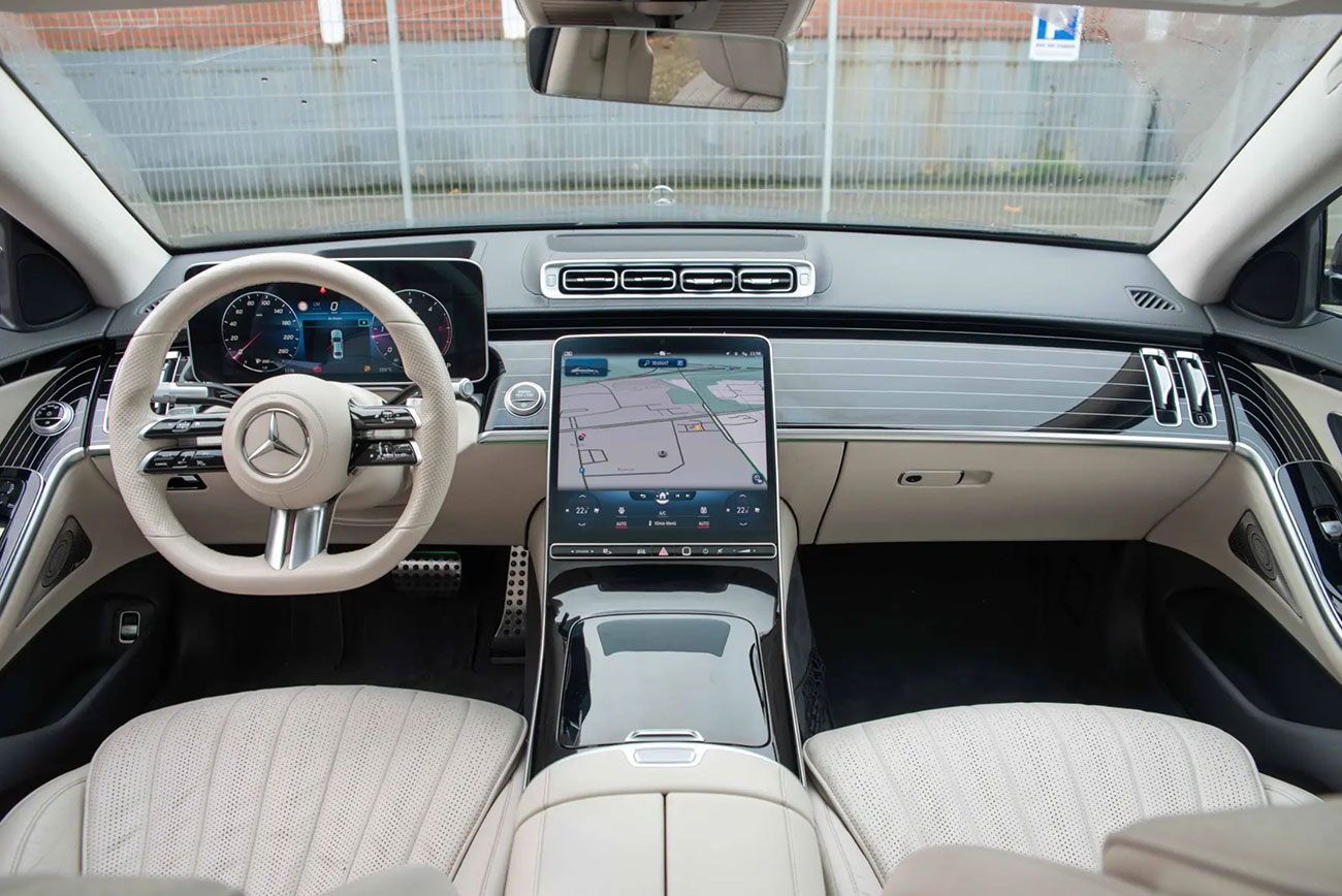 Mercedes S-Klasse mieten | Innenansicht mit Lenkrad und Amaturenbrett| Autovermietung Arndt