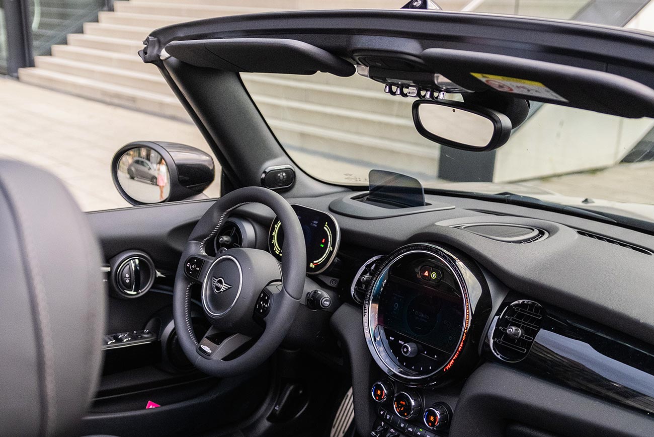 MINI Cooper Cabrio mieten | Innenansicht mit Lenkrad und Amaturenbrett | Autovermietung Arndt