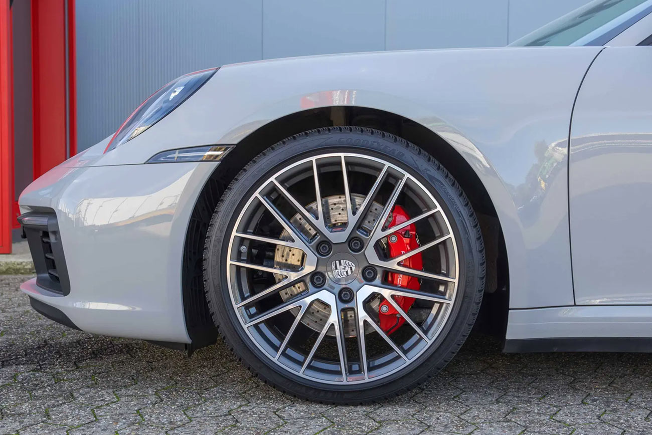 Porsche 911 Cabrio mieten | Ansicht Karosserie mit Vorderrad | Autovermietung Arndt
