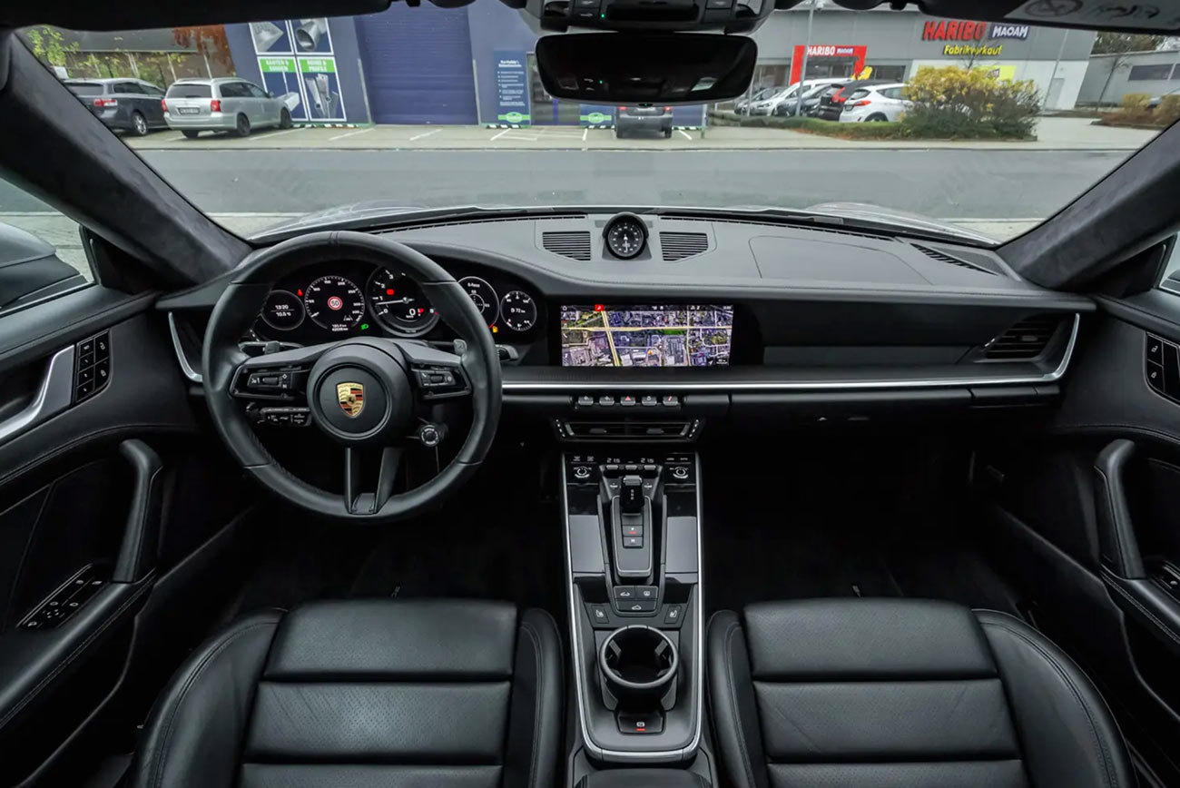 Porsche 911 Coupe mieten | Innenansicht mit Lenkrad, Amaturenbrett und Mittelkonsole | Autovermietung Arndt