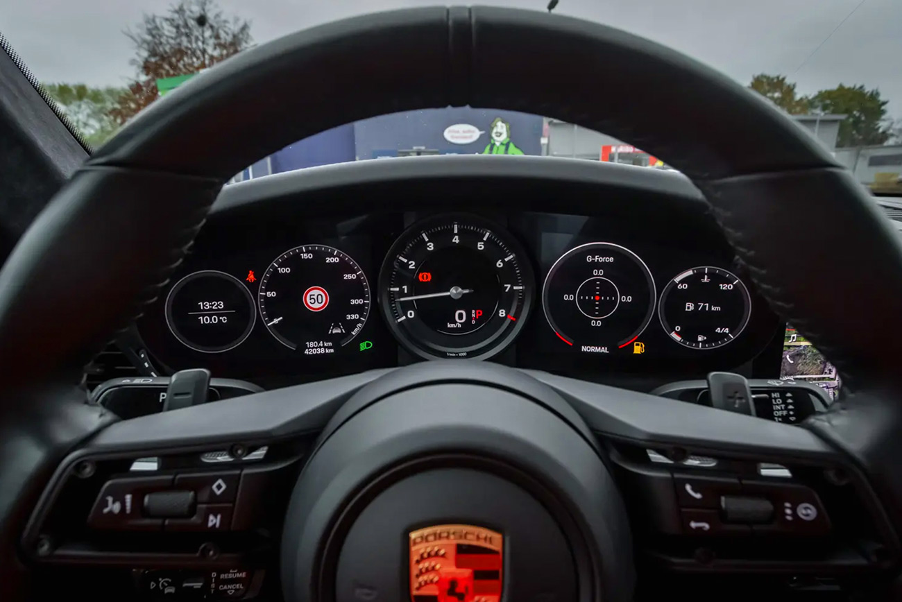 Porsche 911 Coupe mieten | Innenansicht Display mit Tacho | Autovermietung Arndt