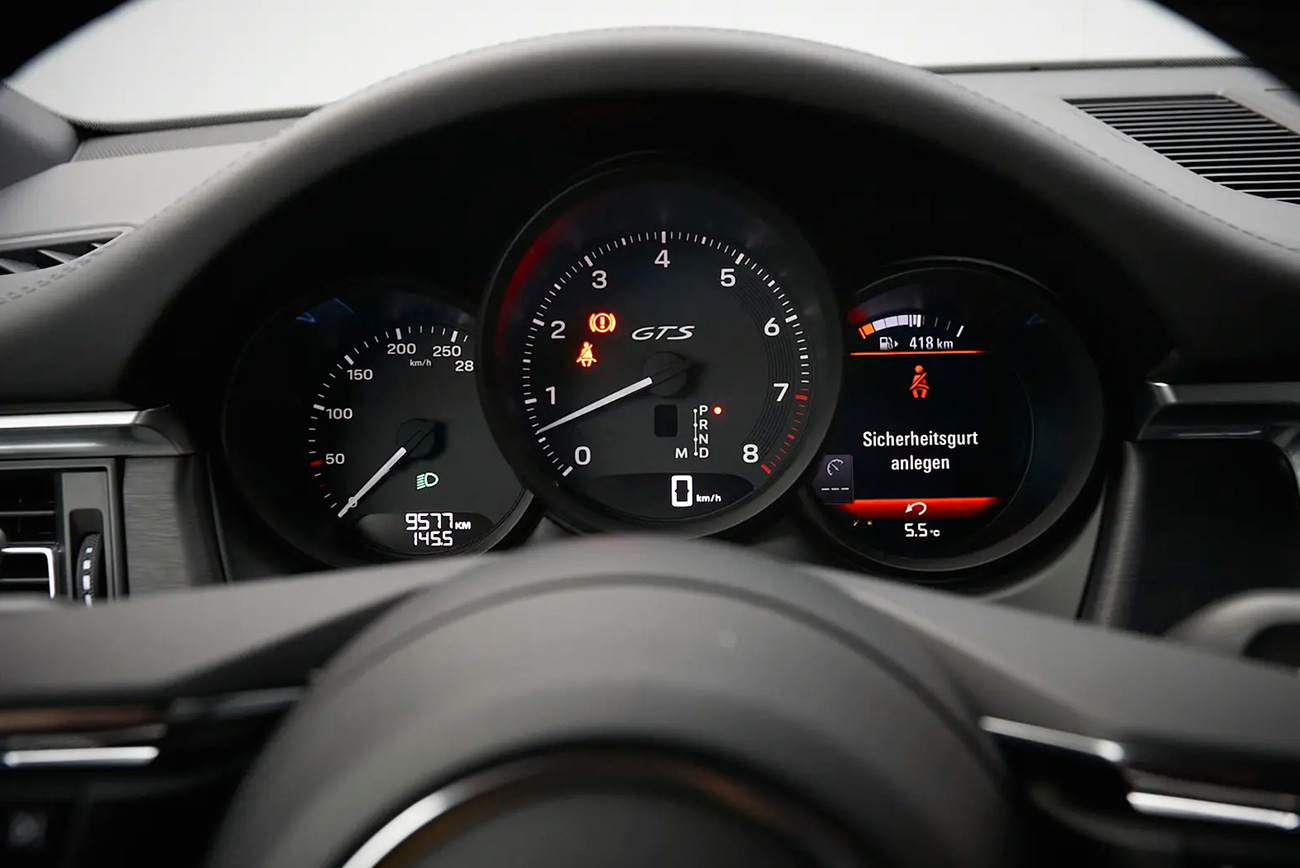 Porsche Macan GTS mieten | Innenansicht Display mit Tacho | Autovermietung Arndt