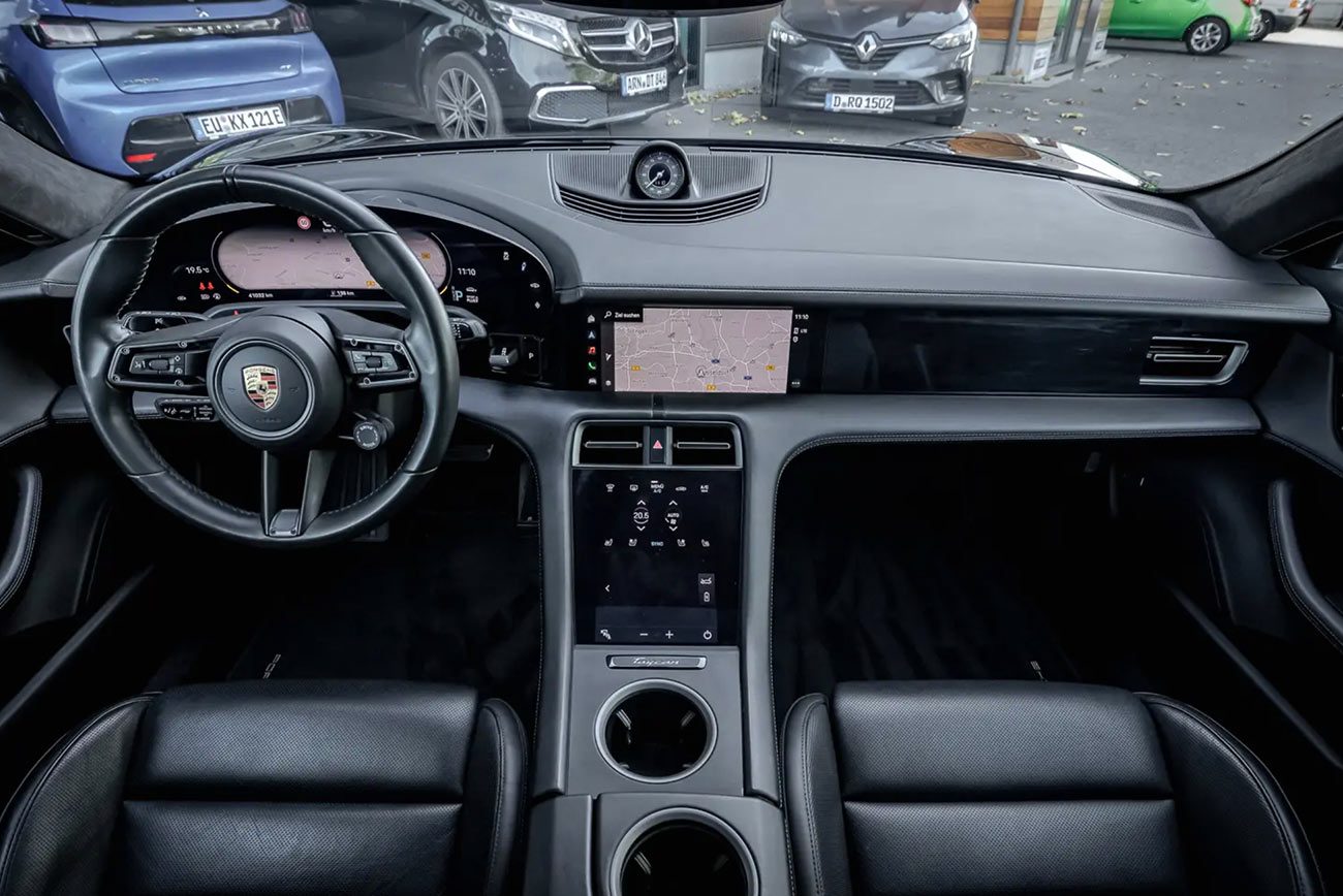 Porsche Taycan mieten und Luxus genießen | Innenansicht mit Lenkrad, Amaturenbrett und Mittelkonsole | Autovermietung Arndt